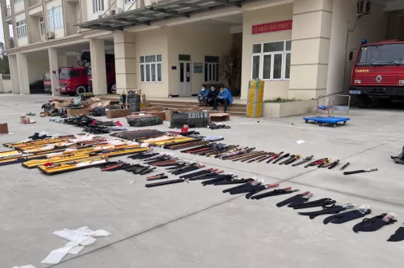 越南一对情侣竟通过线上直播，销售刀剑、电棍等武器