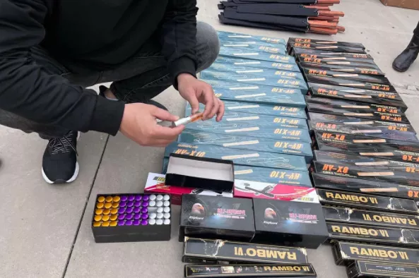 越南一对情侣竟通过线上直播，销售刀剑、电棍等武器