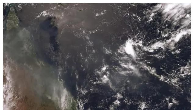 汤加火山灰扩散，澳洲惊现诡异日出！天空颜色不断变化，专家：不