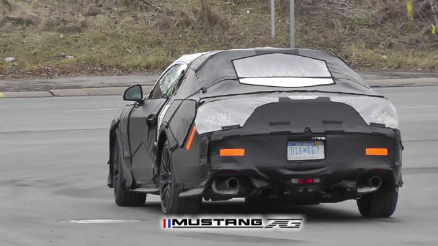 全新一代福特Mustang GT 路试视频，新车将搭载5.0升V8发动机……