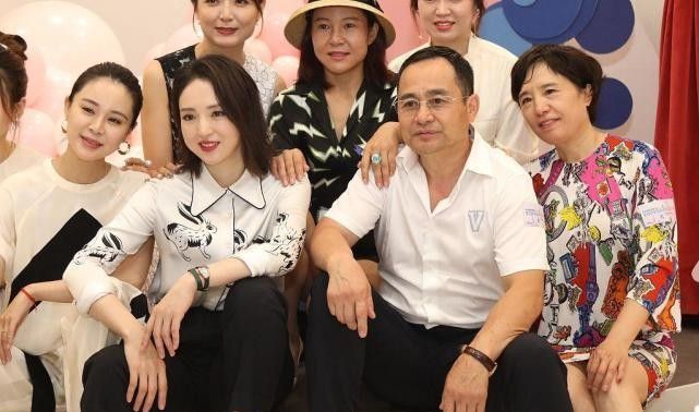 杨幂妈妈气质挺普通的穿印花裙活泼大方和明星同框也不怵