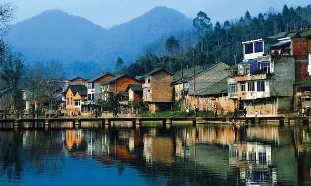 夹关古镇千年驿站关在山边水出其间