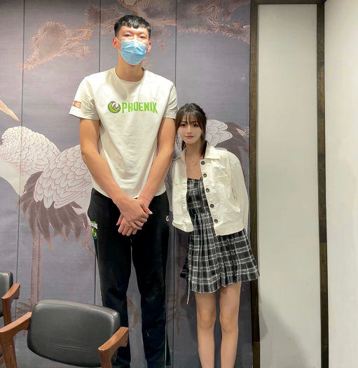 周琦澳洲打球滋润,女粉丝追捧,穿超短裙大秀美腿,大魔王紧张