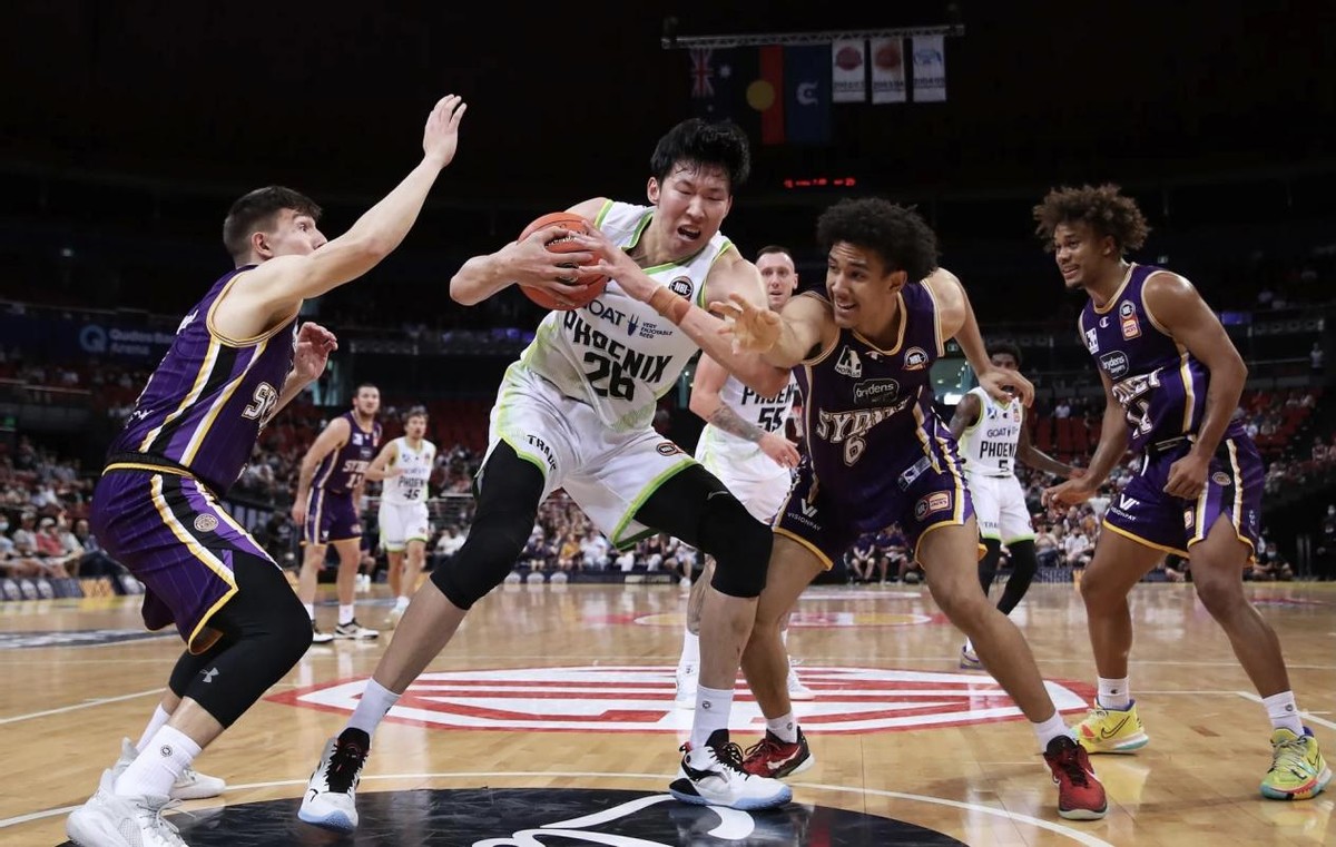 周琦澳洲打球滋润,女粉丝追捧,穿超短裙大秀美腿,大魔王紧张