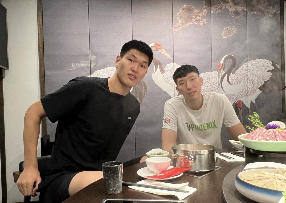 周琦澳洲打球滋润,女粉丝追捧,穿超短裙大秀美腿,大魔王紧张