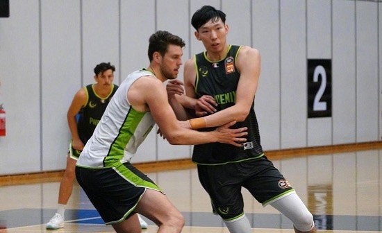 周琦澳洲打球滋润,女粉丝追捧,穿超短裙大秀美腿,大魔王紧张