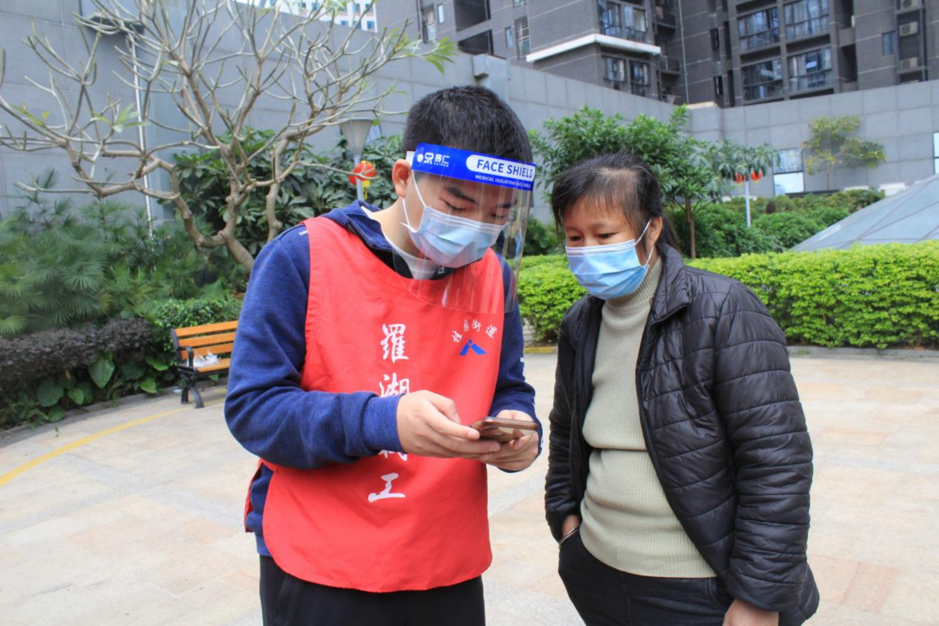 零零后青年志愿者为桂园街道老围社区疫情防控汇入青春力量