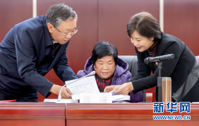 陈瑛在会议现场做报告。