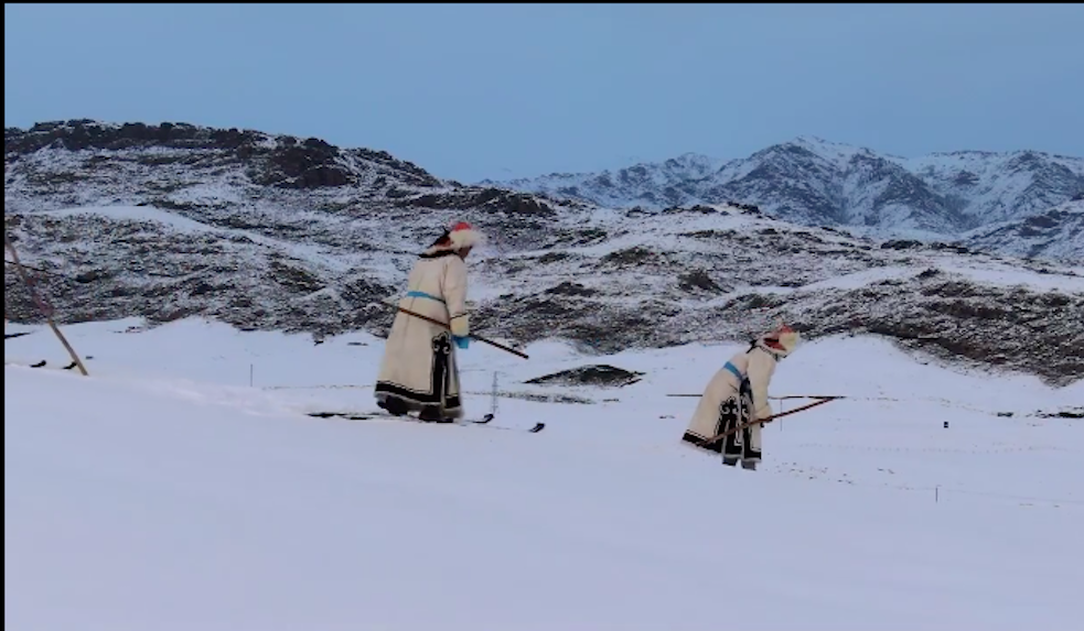 纪录片中阿勒泰汗德尕特蒙古乡使用马皮滑雪板的滑雪运动