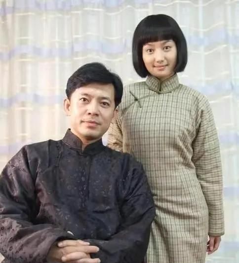 演员何政军父亲离世成遗憾错过巩俐娶初恋出道35年没绯闻