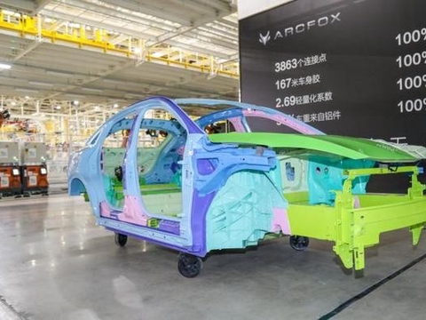 北汽极狐汽车 具有坚不可摧的硬刚车身