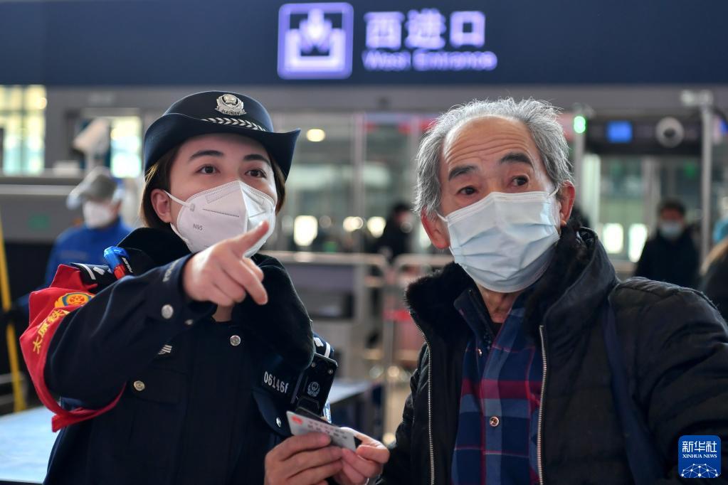 1月17日，太原南车站派出所民警在引导旅客进站候车。新华社记者 曹阳 摄