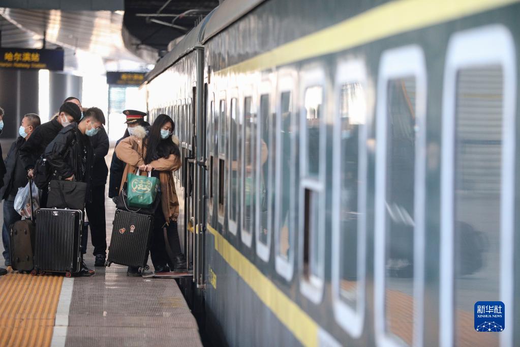 1月17日，旅客在哈尔滨火车站排队登车。新华社记者 张涛 摄