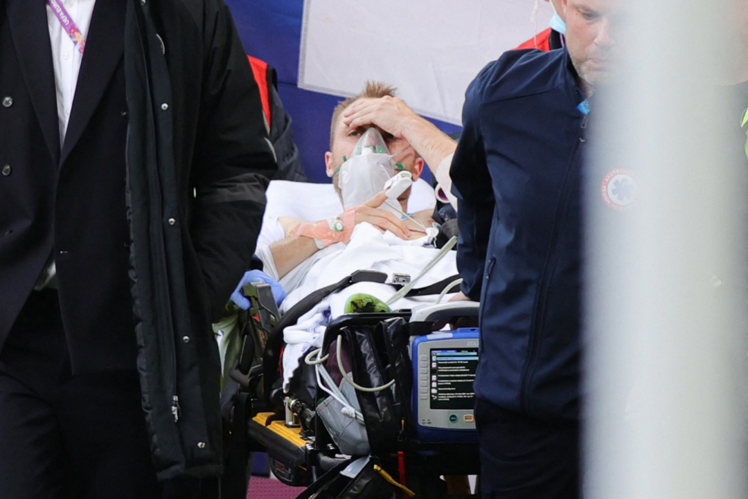 （经AED除颤、心肺复苏获救。离开球场送往医院时，埃里克森已能睁眼。）