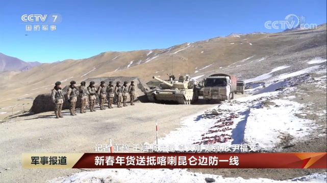 新疆军区部署的新型远程模块化火箭炮和99A型主战坦克 图源：军事报道