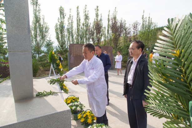 医护人员在甘肃省遗体器官捐献者纪念碑前敬献鲜花。（兰大二院供图）