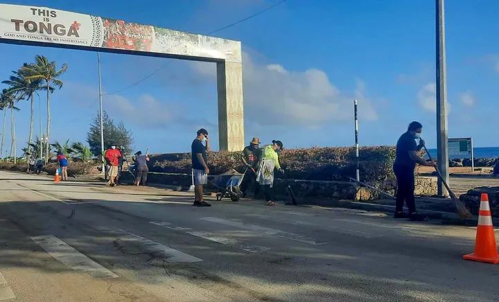 这是近日汤加首都努库阿洛法居民清理路面的景象。新华社发（马里安摄）