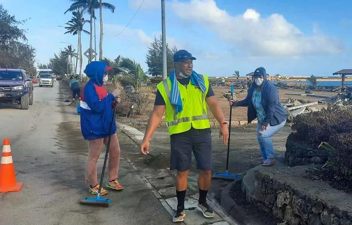 1月20日早晨，当地居民在汤加首都努库阿洛法清理路面。新华社发（马里安摄）