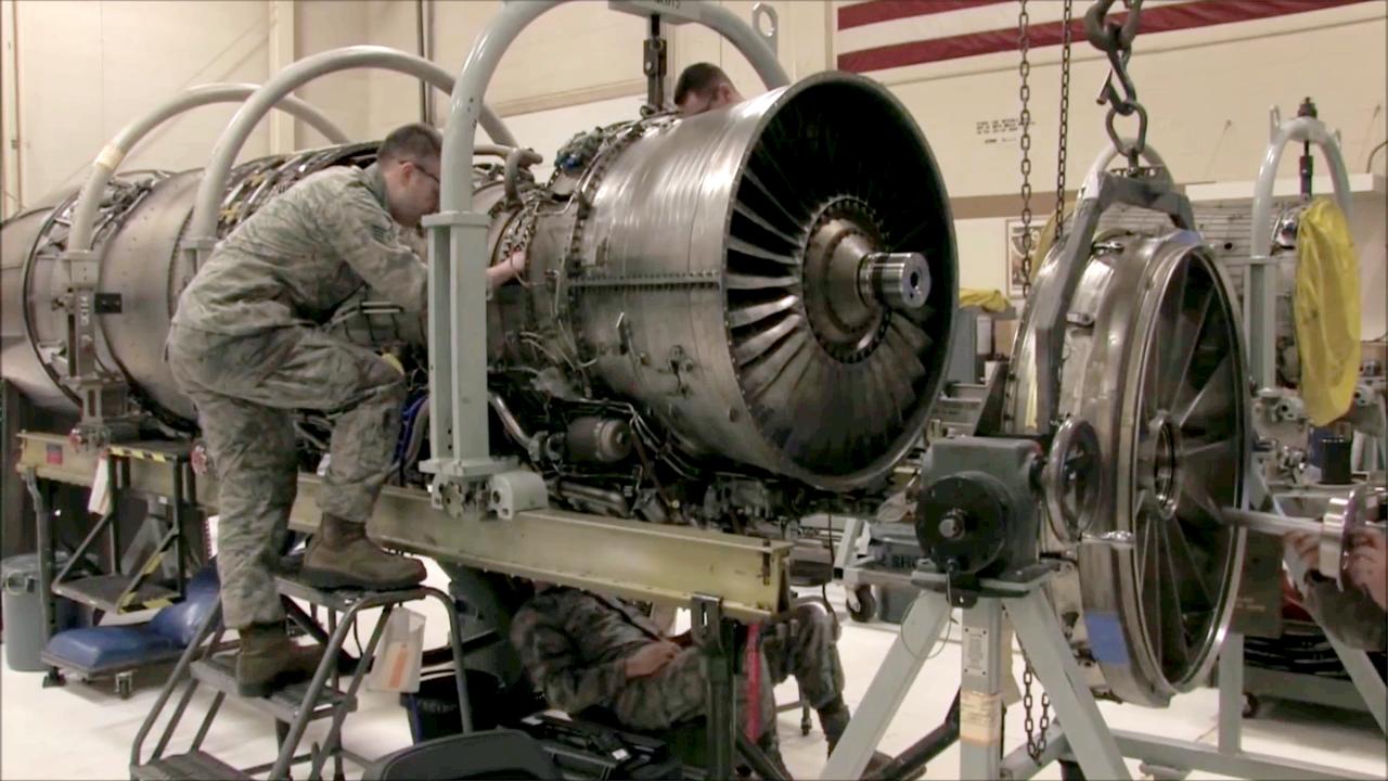 技师维修价值1000万美元的通用电气f110喷气发动机