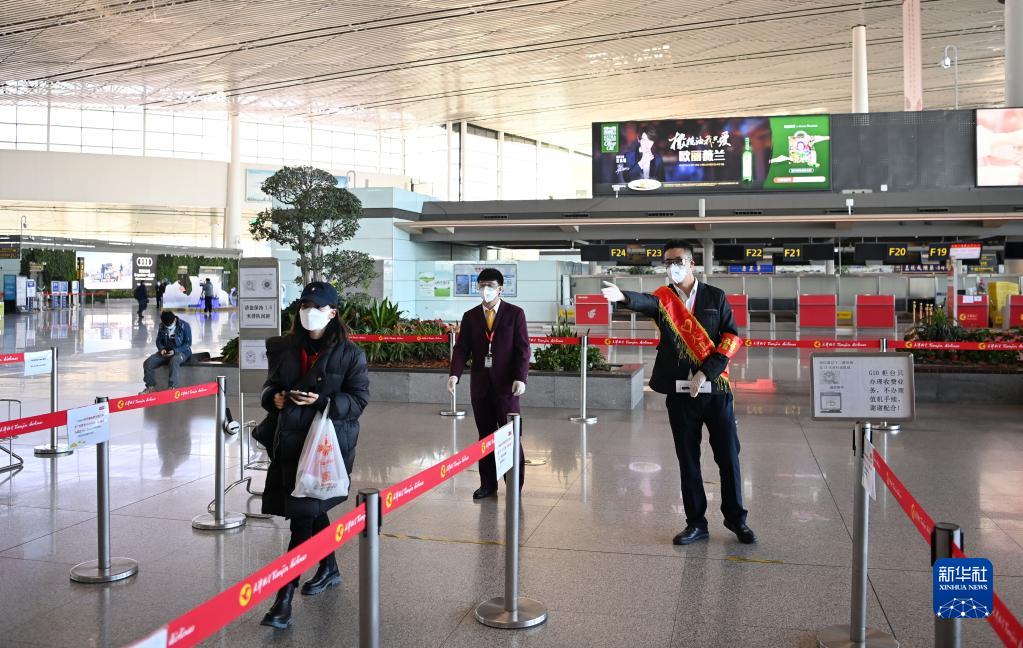 1月17日，在天津滨海国际机场，旅客准备办理登机牌。新华社记者 李然 摄