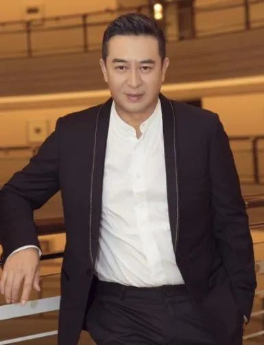 51岁张嘉译好像病情加重头发花白背影佝偻像老头穿拖鞋接地气
