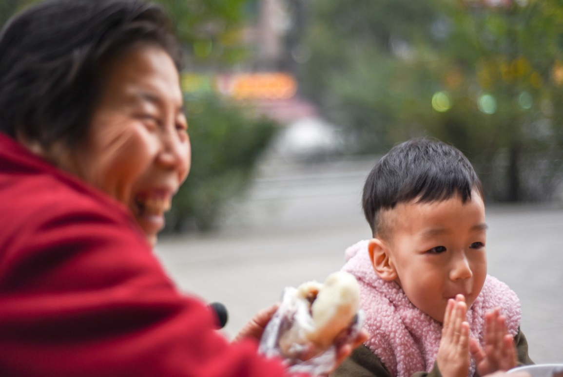 同为50岁，一个当奶奶，一个当妈妈，站在一起，差距对比太尴尬