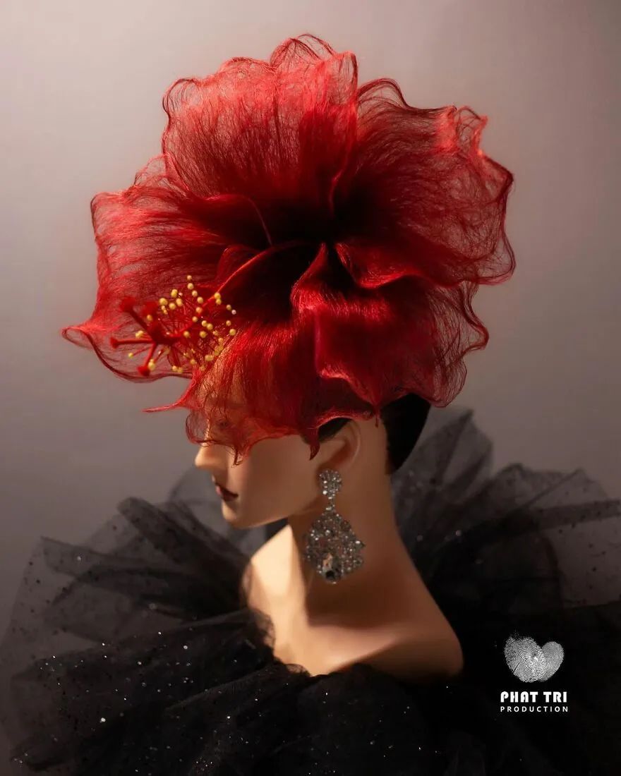 越南发型师耗时2个月,打造绝美发型,网友:腿给你坐麻了