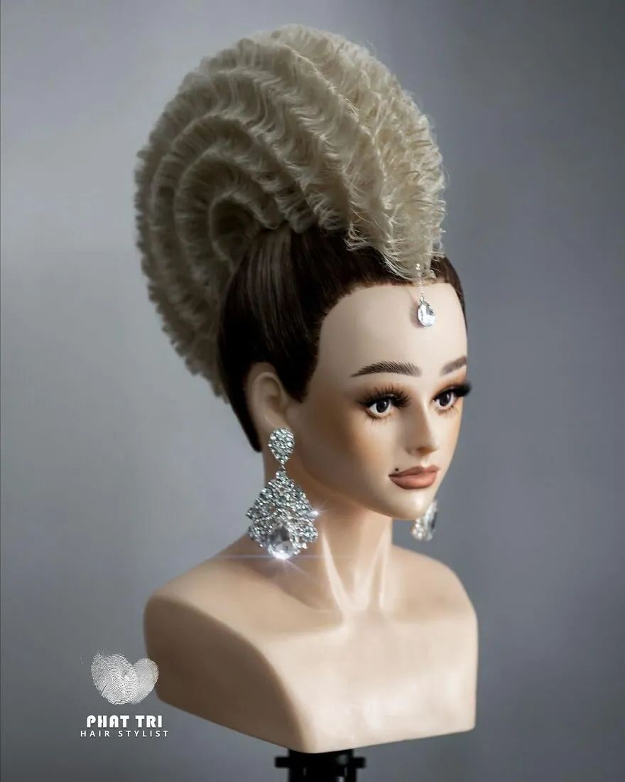 越南发型师耗时2个月,打造绝美发型,网友:腿给你坐麻了