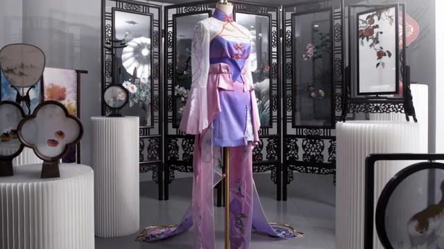 著名苏绣艺术家姚建萍为《王者荣耀》设计的“乞巧织情”成衣 受访者供图