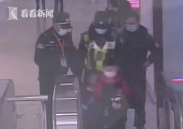 视频|萌娃兄弟乘地铁 却把爷爷“丢”了休闲区蓝鸢梦想 - Www.slyday.coM 视频|萌娃兄弟乘地铁 却把爷爷“丢”了休闲区蓝鸢梦想 - Www.slyday.coM