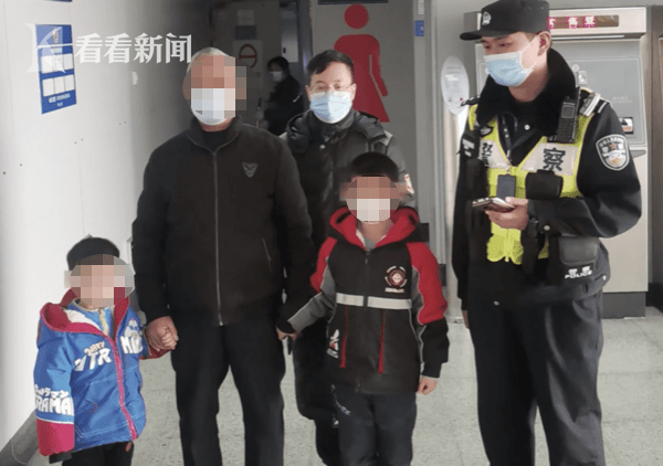 视频|萌娃兄弟乘地铁 却把爷爷“丢”了休闲区蓝鸢梦想 - Www.slyday.coM 视频|萌娃兄弟乘地铁 却把爷爷“丢”了休闲区蓝鸢梦想 - Www.slyday.coM