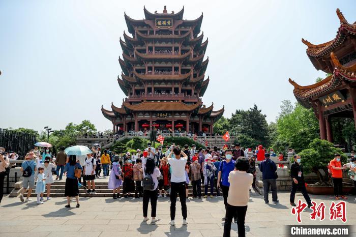 资料图: 图为武汉黄鹤楼景区迎来众多游客 张畅 摄