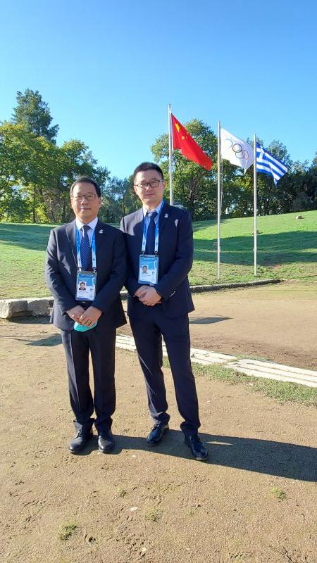 兩位去希臘取火種的員工富小青、胡曉合影 本文圖片均由上海石化供圖