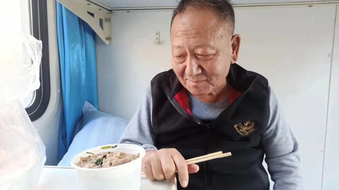 破产董事长流浪街头拾荒为生,曾是千万富翁休闲区蓝鸢梦想 - Www.slyday.coM 破产董事长流浪街头拾荒为生,曾是千万富翁休闲区蓝鸢梦想 - Www.slyday.coM