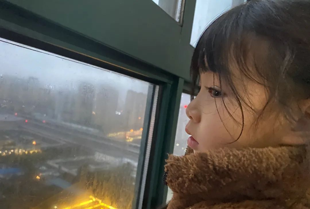 6岁女孩"蓝妮妮"凭超高颜值火遍全网,背后却是整