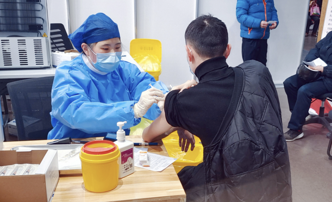 ▲1月14日，上海徐汇区文化馆，上海市民及来沪工作者积极接种免费疫苗。图/IC photo
