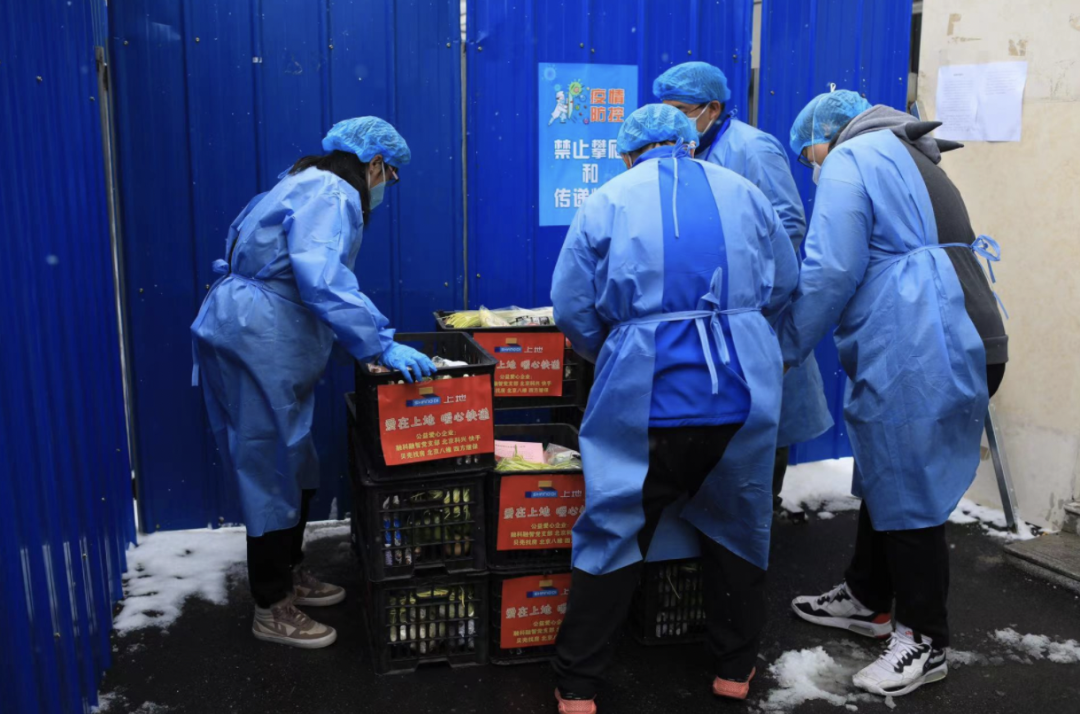 ▲1月22日，北京海淀，防疫志愿者在清点、搬运便民防疫物资。新京报记者 浦峰 摄