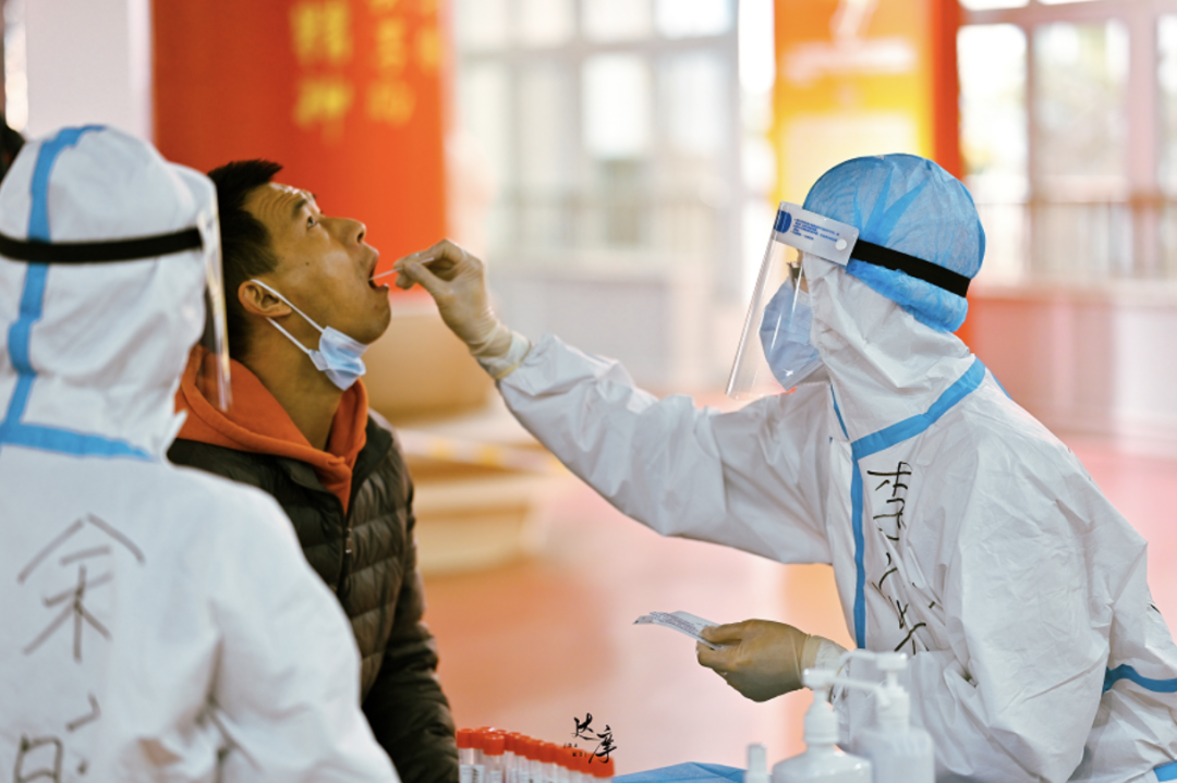 ▲1月13日，河南郑州，郑州市儿童福利院开展全员核酸检测。图/IC photo