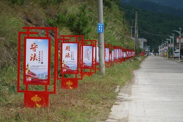 废弃火车站为何变成法治文化广场?他们让村民在家门口就能学到《民法典》休闲区蓝鸢梦想 - Www.slyday.coM 废弃火车站为何变成法治文化广场?他们让村民在家门口就能学到《民法典》休闲区蓝鸢梦想 - Www.slyday.coM