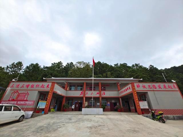 废弃火车站为何变成法治文化广场?他们让村民在家门口就能学到《民法典》休闲区蓝鸢梦想 - Www.slyday.coM 废弃火车站为何变成法治文化广场?他们让村民在家门口就能学到《民法典》休闲区蓝鸢梦想 - Www.slyday.coM