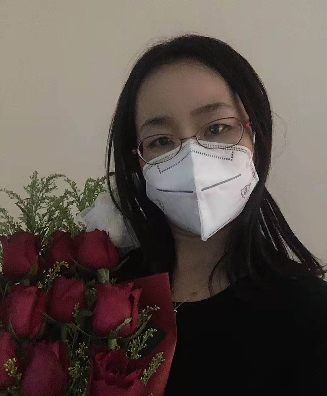 杨艳收到爱人寄来的玫瑰花