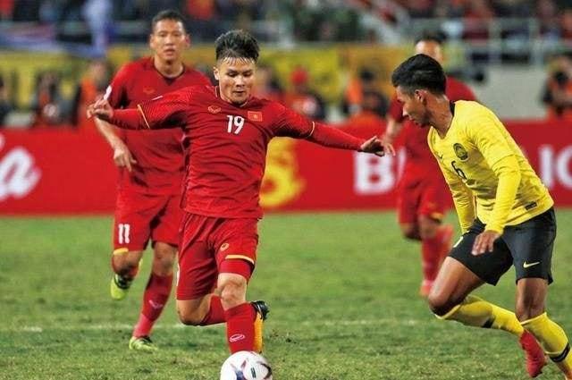 越南主帅做出争议表态:中国男足遭质疑,球迷骂声一片