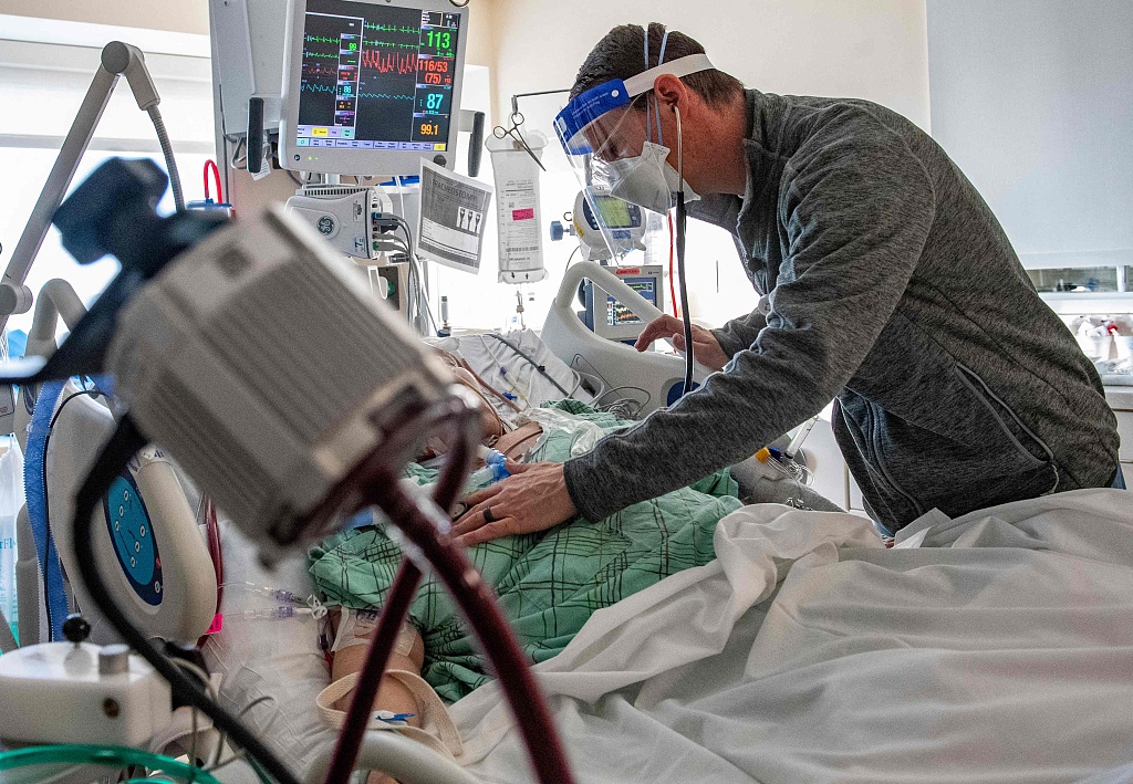  1月18日，美国康涅狄格州，医务人员在重症监护病房救治新冠病人