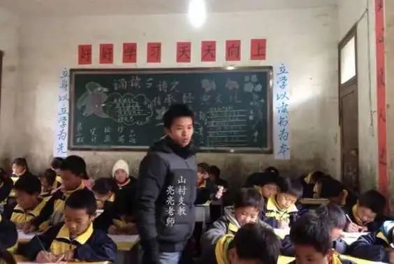 发小猪的云南乡村小学找到了原来背后有位网红老师