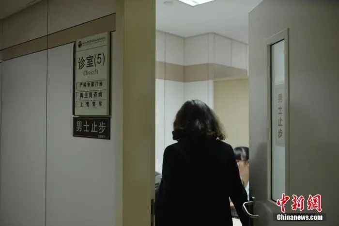 资料图:中国首个再生育咨询门诊在浙江大学医学院附属妇女科医院开通。中新社发 李晨韵 摄