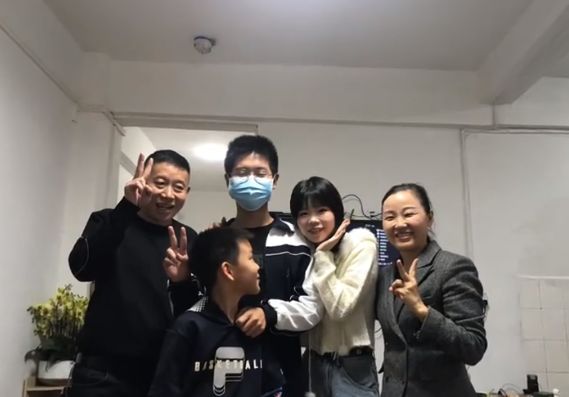 网友偶遇孙卓一家逛街，妈妈牵着孙辉的手，母子4人走路姿势一样