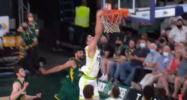 太炸了！19分钟18分9板！周琦扣傻澳洲球队！哈登等他回NBA