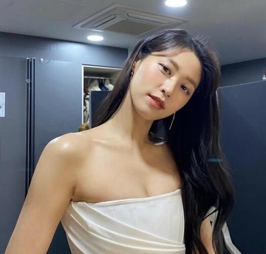 AOA金雪炫晒“首尔歌谣大赏”私照,网友：<a href=