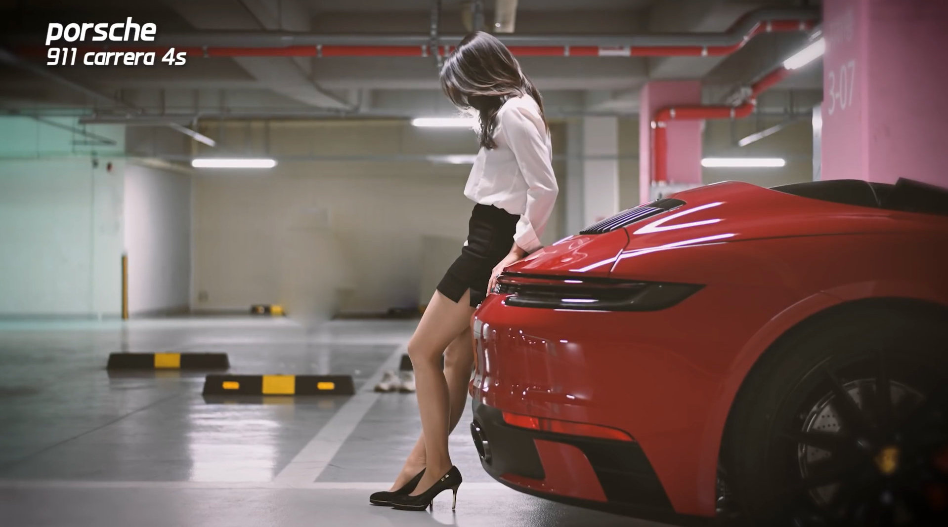 视频：摸车视频适合晚上分享——Porsche 911 Carrera 4S……