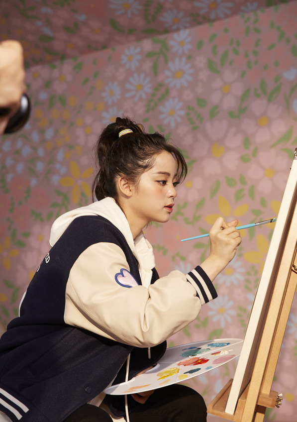 欧阳娜娜终于回台北了，穿男友装走机场，拿着<a href=